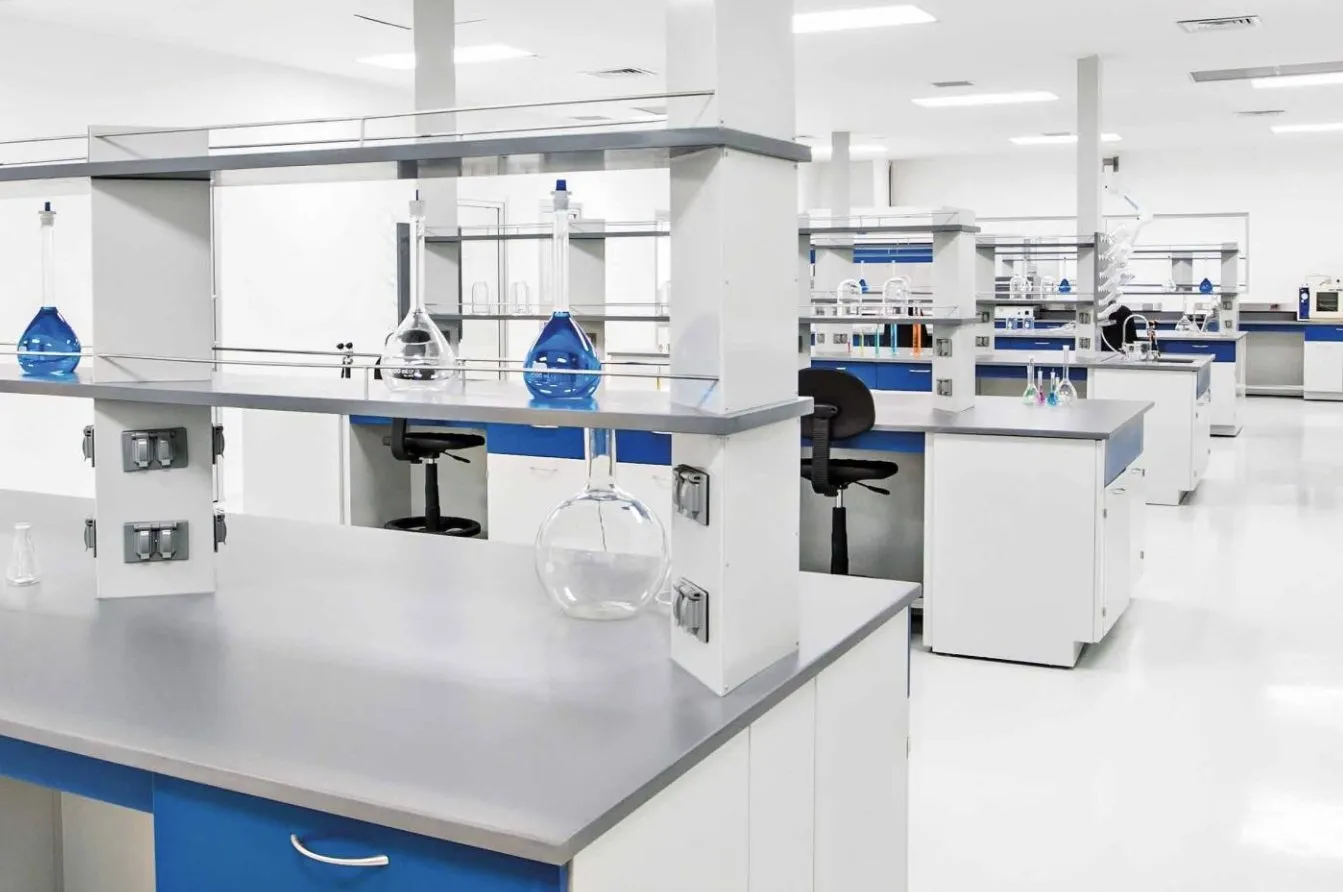 Laboratorio con estaciones de trabajo
