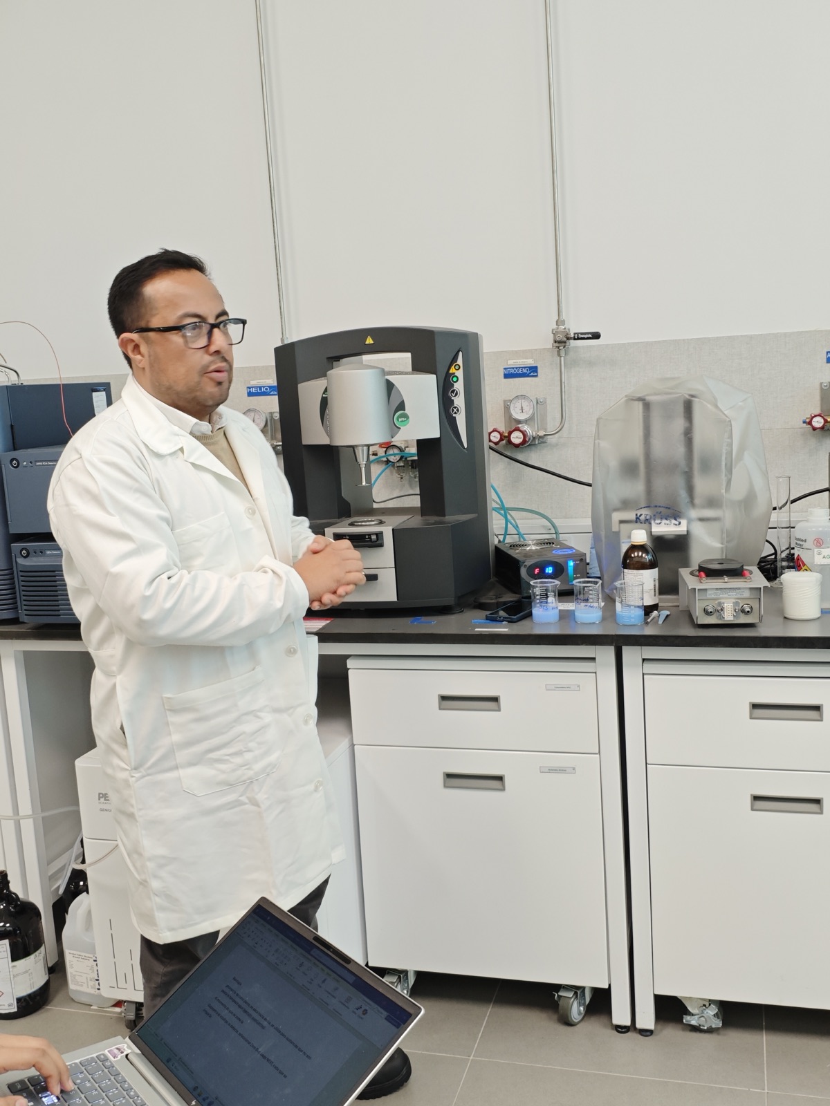Especialista de Nobatec en laboratorio