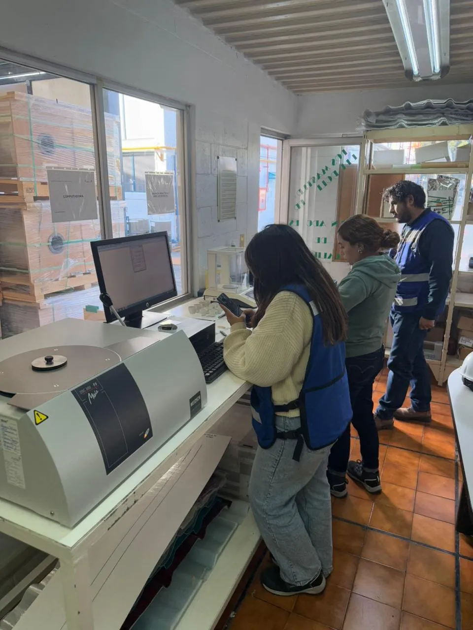 Técnicos realizando mantenimiento de equipos