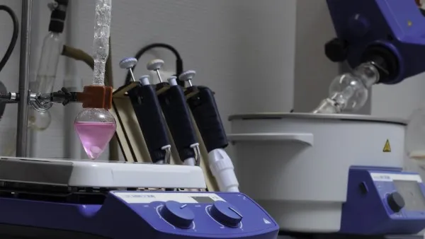 Imagen de instrumentos básicos que muestran que son los equipos de laboratorio de química utilizados para análisis y mediciones científicas.