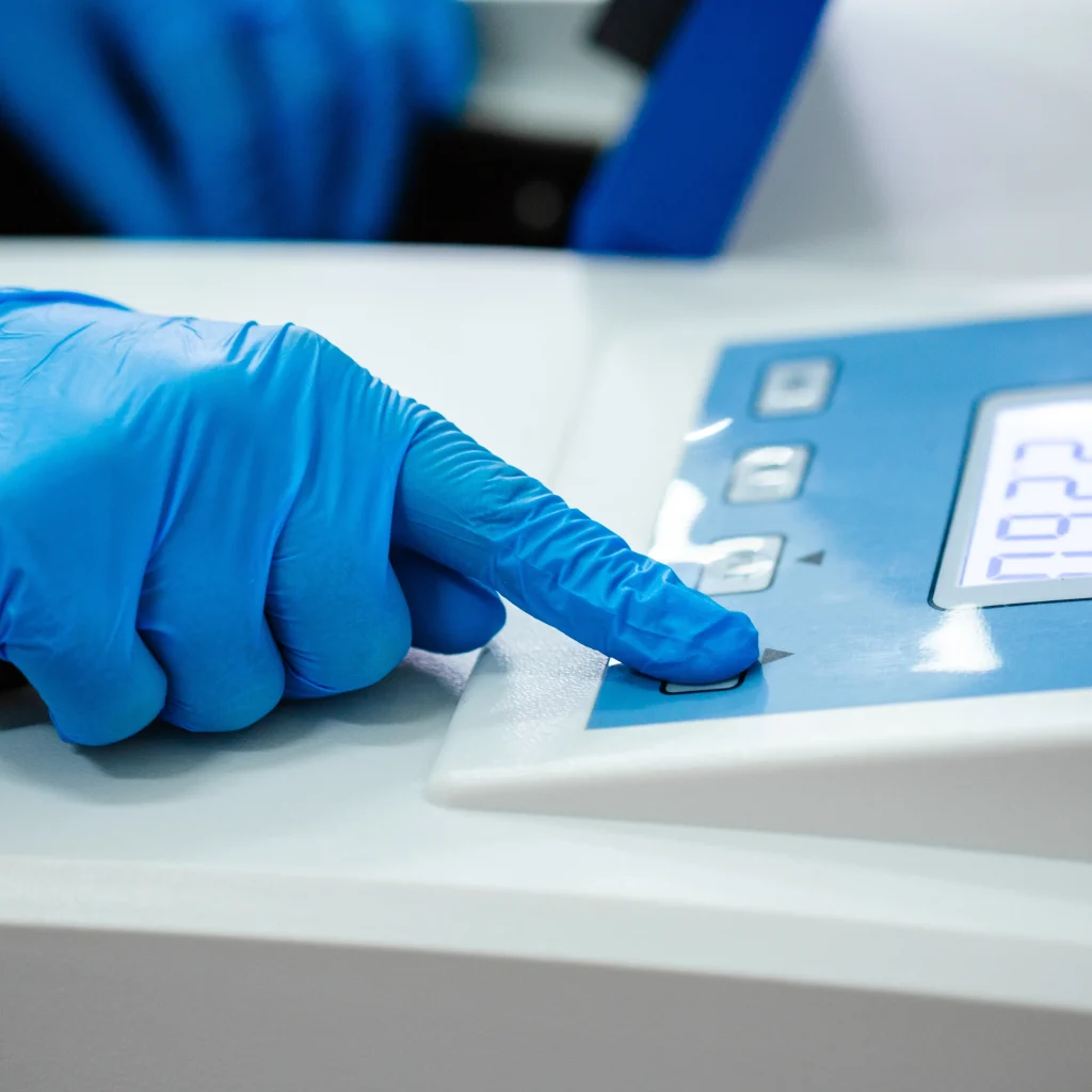 Vista general de espectrofotómetros en funcionamiento dentro de un laboratorio, empleados para control de calidad y análisis químico.