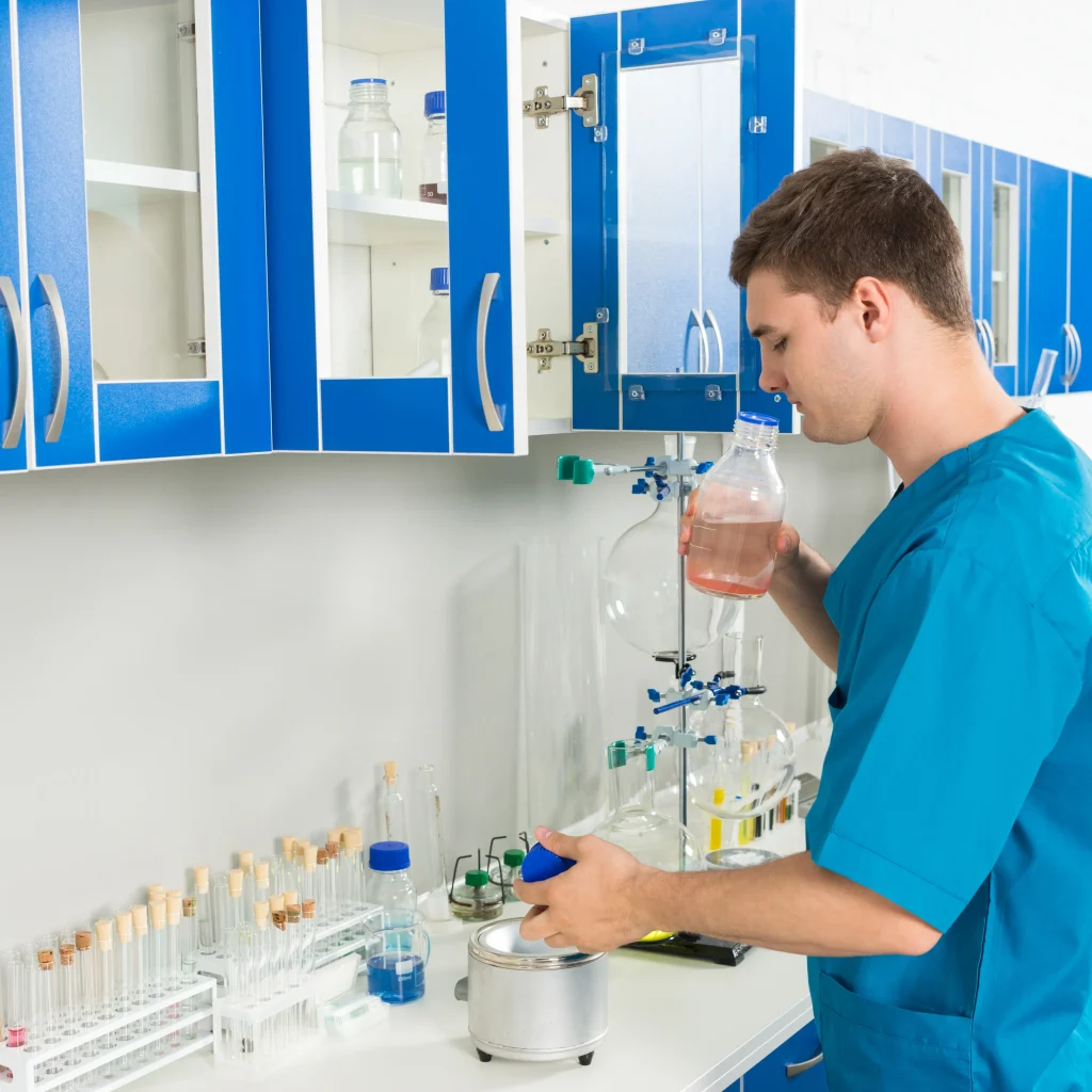 Equipo de laboratorio básico vs equipo especializado representa soluciones versátiles para tareas científicas.