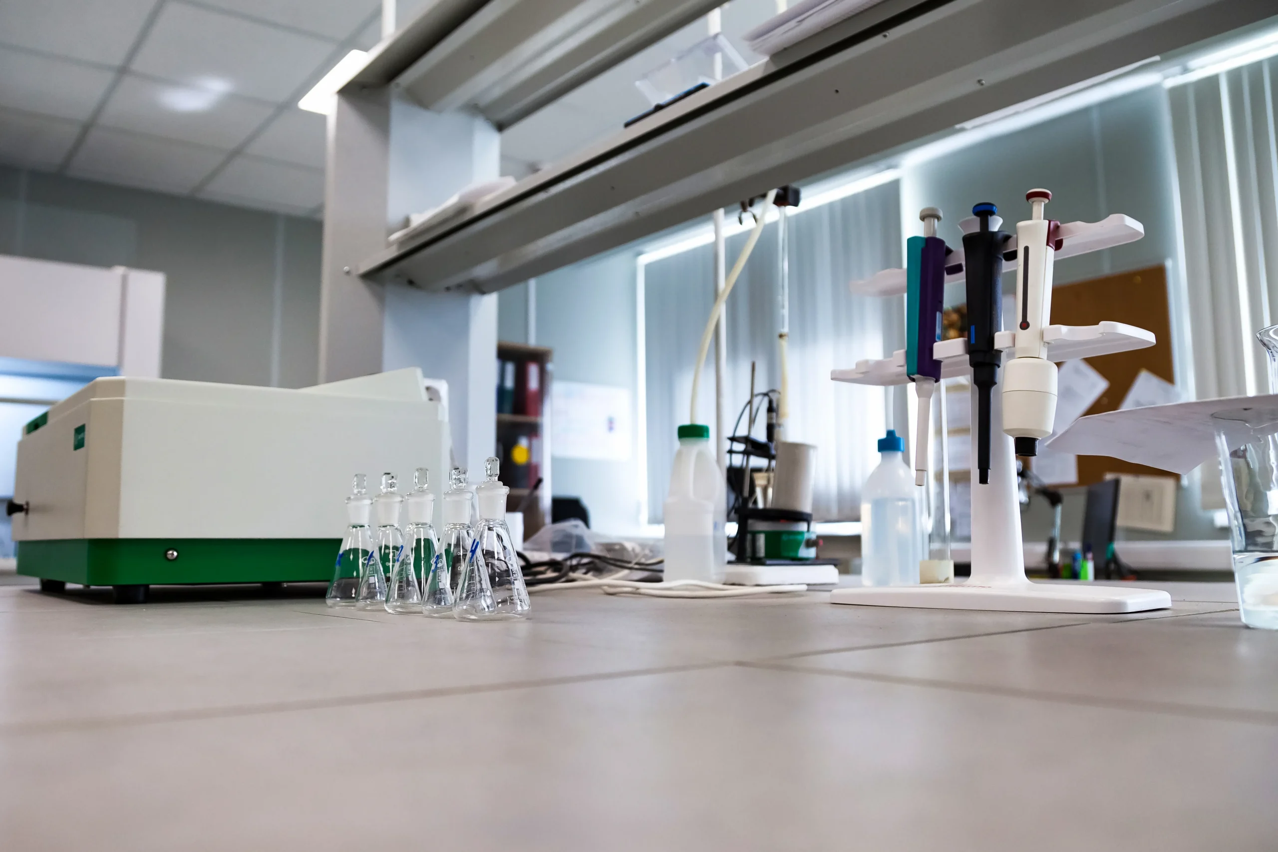 Imagen de instrumentos que explican qué es un equipo para laboratorio en actividades de análisis dentro de un laboratorio.