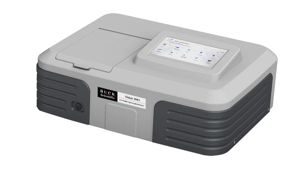 Imagen de un espectrofotómetro de absorción atómica mostrando diseño funcional, pensado para facilitar el trabajo cotidiano del laboratorio.