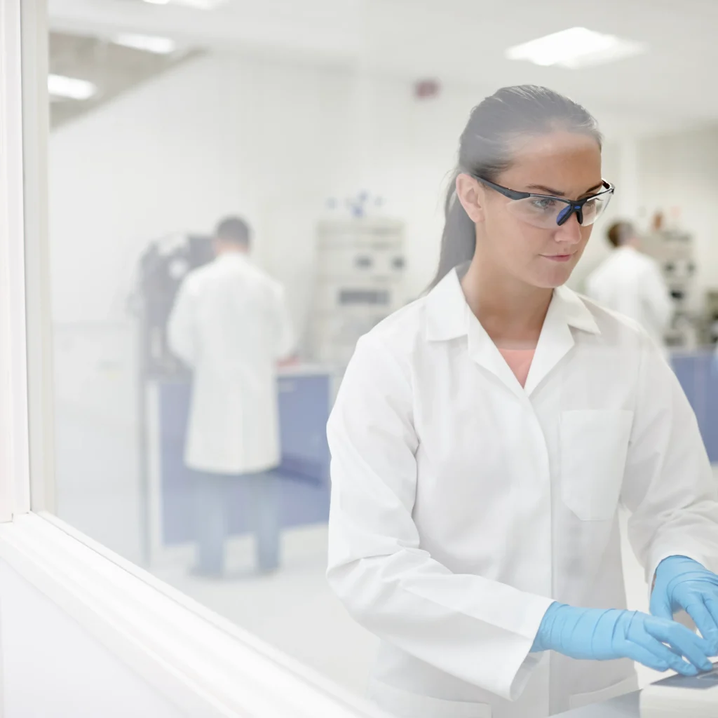 Limpieza y mantenimiento del laboratorio para mantener espacios limpios con equipos ordenados y superficies organizadas.