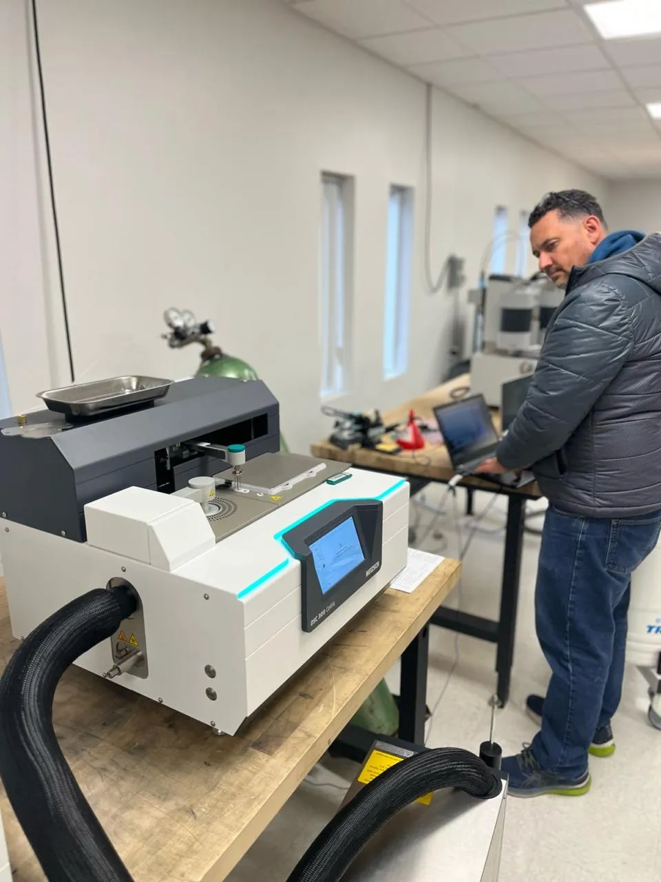 Limpieza y mantenimiento del laboratorio representados en entorno ordenado con superficies limpias y equipos cuidados para uso diario.