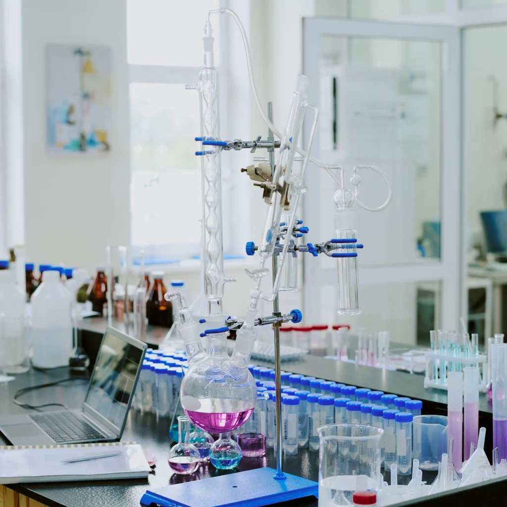 Mesa de laboratorio con instrumentación básica que representa qué es un equipo para laboratorio en procesos simples