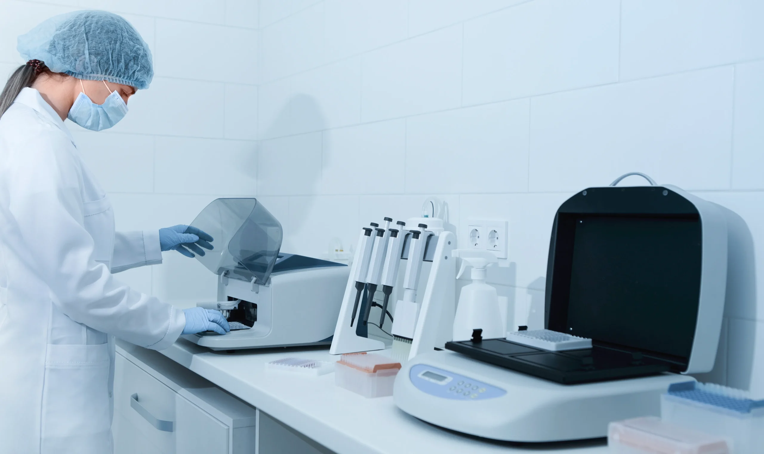 Fotografía de una científica demostrando para qué sirven los equipos de laboratorio en investigación aplicada utilizando materiales y tecnología confiable.