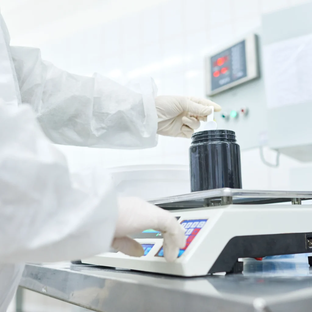 Técnico utilizando equipos de medición en laboratorio para obtener datos exactos en pruebas químicas y análisis especializados.