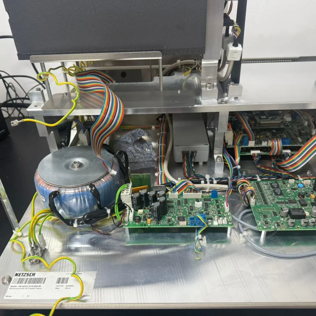 Equipos de laboratorio en reparación durante un mantenimiento de equipos preventivo, mostrando ajustes técnicos para mejorar su rendimiento.