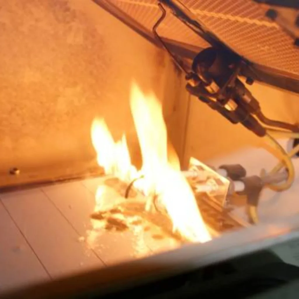 Materiales sometidos a altas temperaturas durante pruebas que demuestran ¿cómo los ensayos de fuego protegen los materiales de construcción?