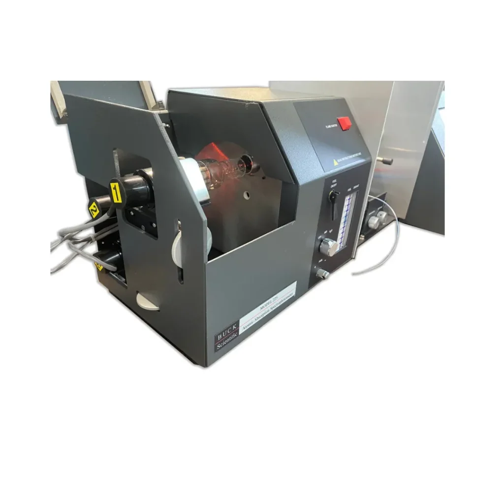 Equipo espectrofotómetro para instalar en laboratorio para realizar análisis químico preciso, medir muestras y fortalecer el control de calidad.