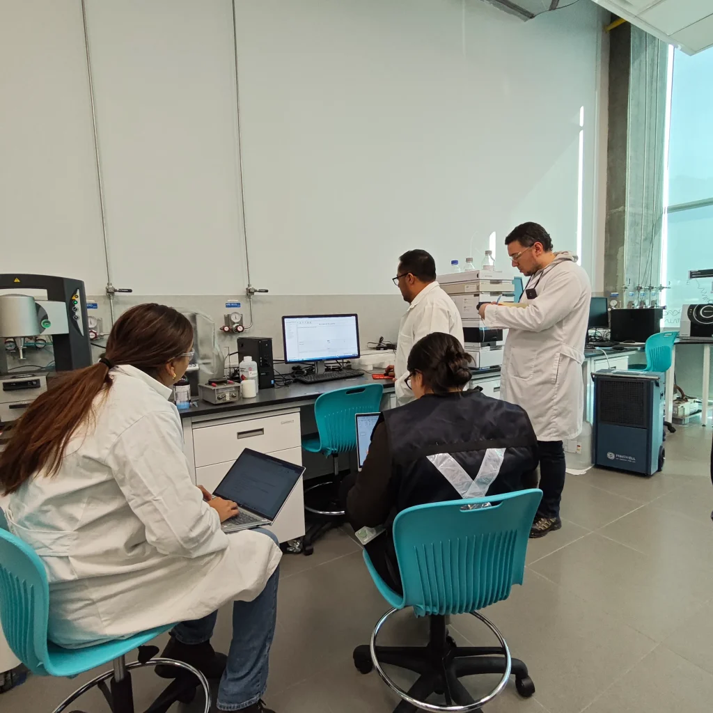 Equipo de análisis térmico trabaja con inteligencia artificial en laboratorios de análisis de materiales para obtener precisión.