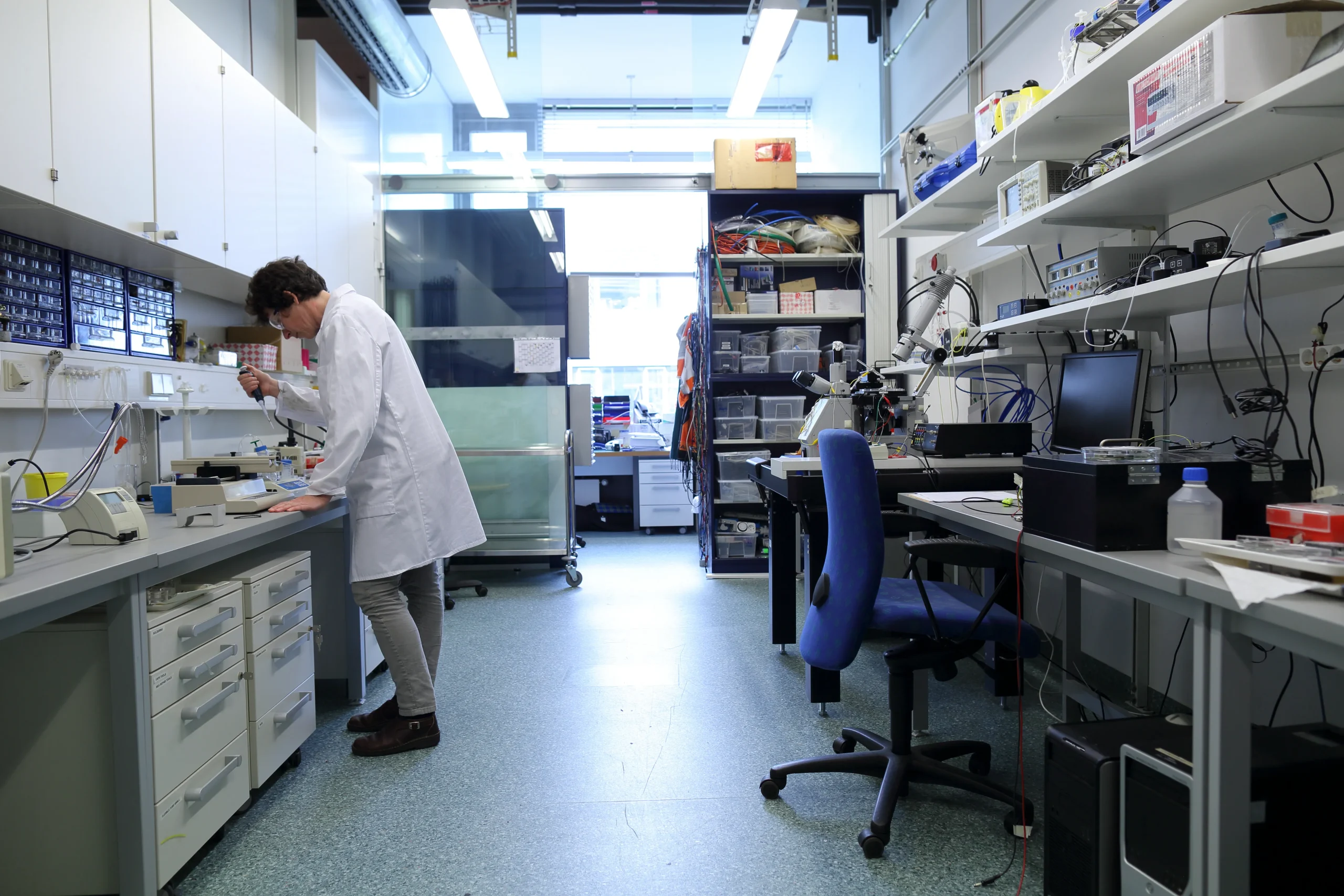Especialistas analizando muestras en laboratorio con un espectrofotómetro UV-Visible para obtener mediciones precisas mediante procesos científicos confiables.