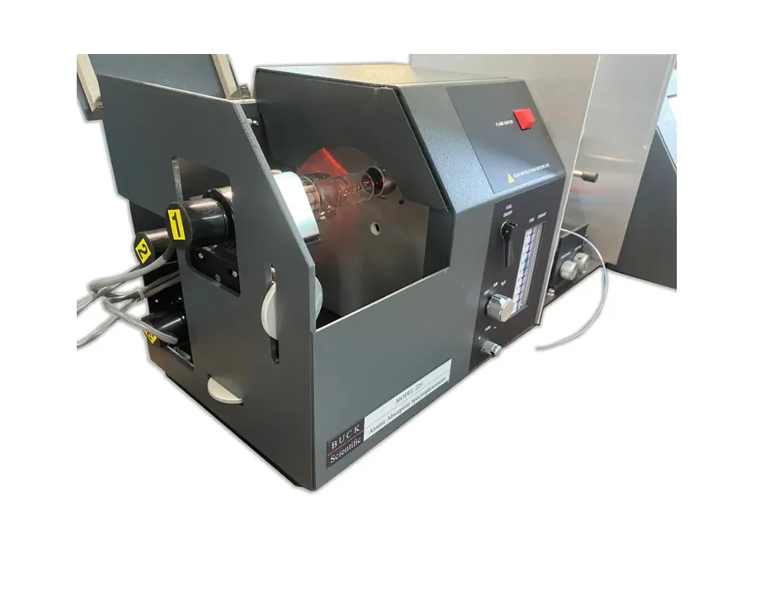 Equipo espectrofotómetro de absorción atómica para instalar en laboratorio para realizar análisis químico preciso, medir muestras y fortalecer el control de calidad.