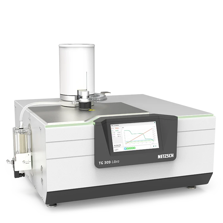 Instrumento NETZSCH en laboratorio utilizado para evaluar la temperatura de transición vítrea mediante pruebas térmicas de materiales.